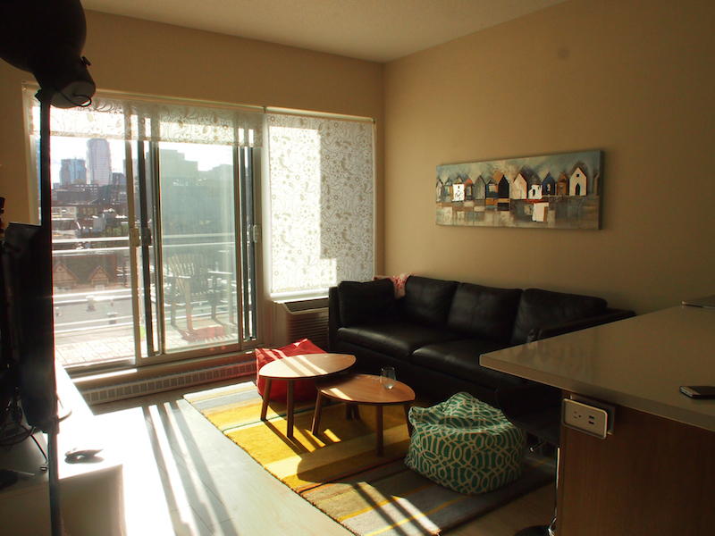 Une jeune famille en plein cœur de l’action du quartier des spectacles à Montréal