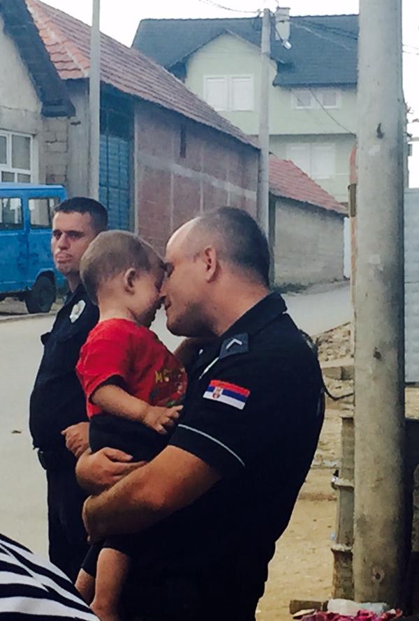 Pourquoi cette photo d’un policier serbe embrassant un bébé réfugié syrien est devenue virale