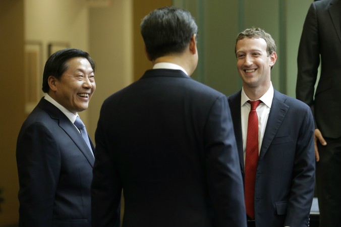 Mark Zuckerberg a tellement envie de voir Facebook en Chine qu&rsquo;il porte un costume !