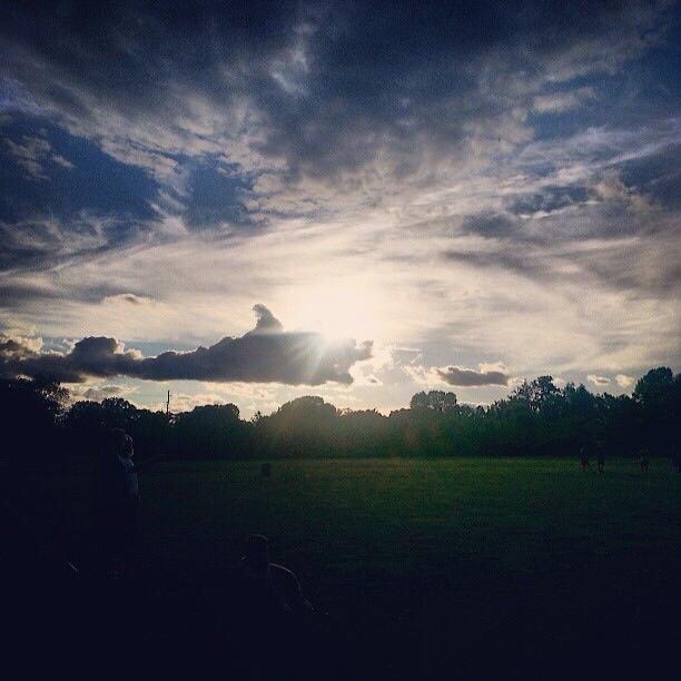 Un nuage en forme de requin mange un autre nuage dans une photo virale