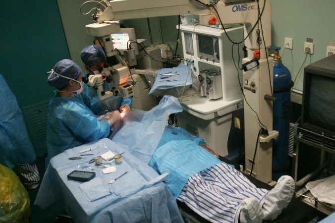 Un chirurgien s’arrête au milieu d’une opération, exigeant 1 000 € pour terminer