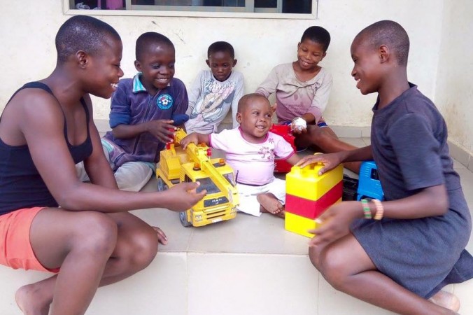 « L&rsquo;enfant sorcier » nigérian récupère de manière spectaculaire après avoir été laissé pour mort par ses parents