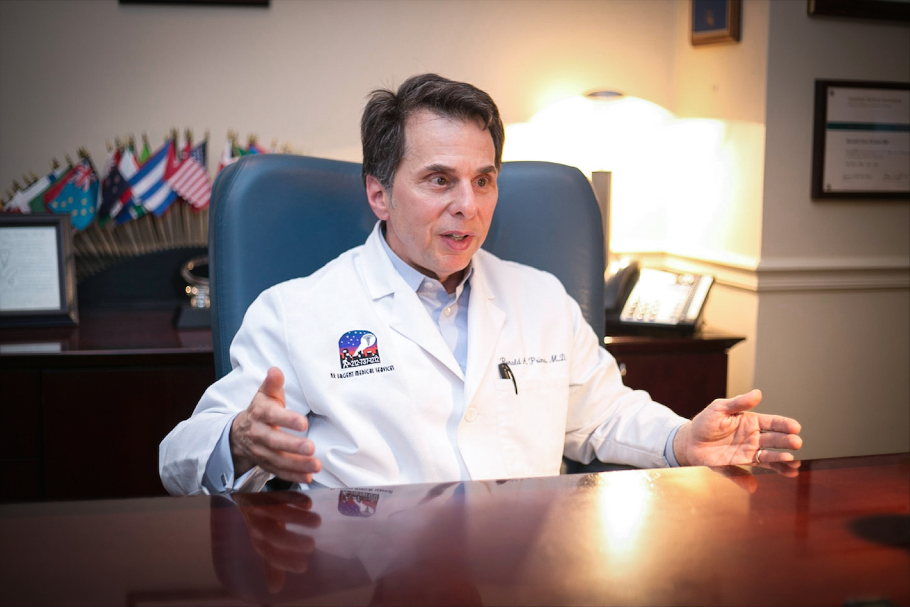 Un médecin qui a pour objectif que ses patients soient en santé et sans médication