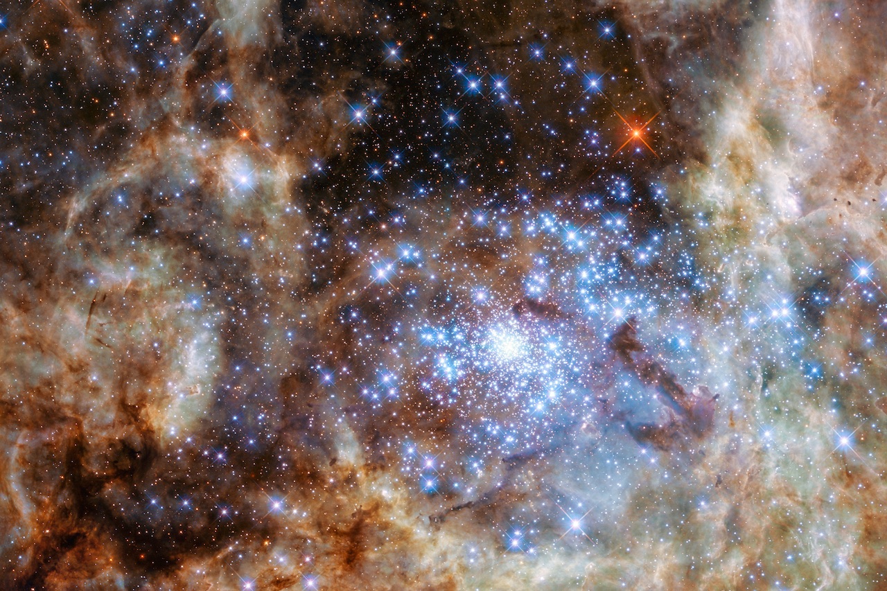 Hubble repère un amas d’étoiles gigantesques