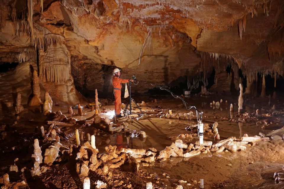 Découverte de constructions humaines dans une grotte, vieilles de 176 500 ans