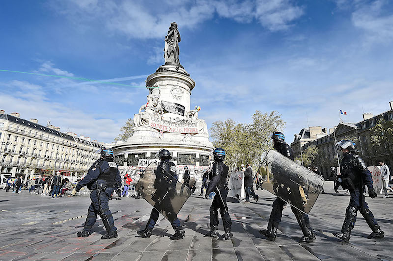 Pacifier les manifestations : les idées formulées par les CRS