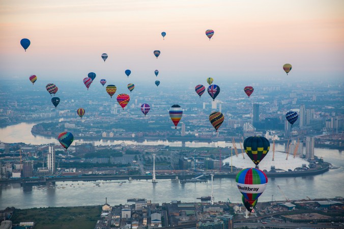 La régate des montgolfières de Lord Mayor domine le ciel de Londres