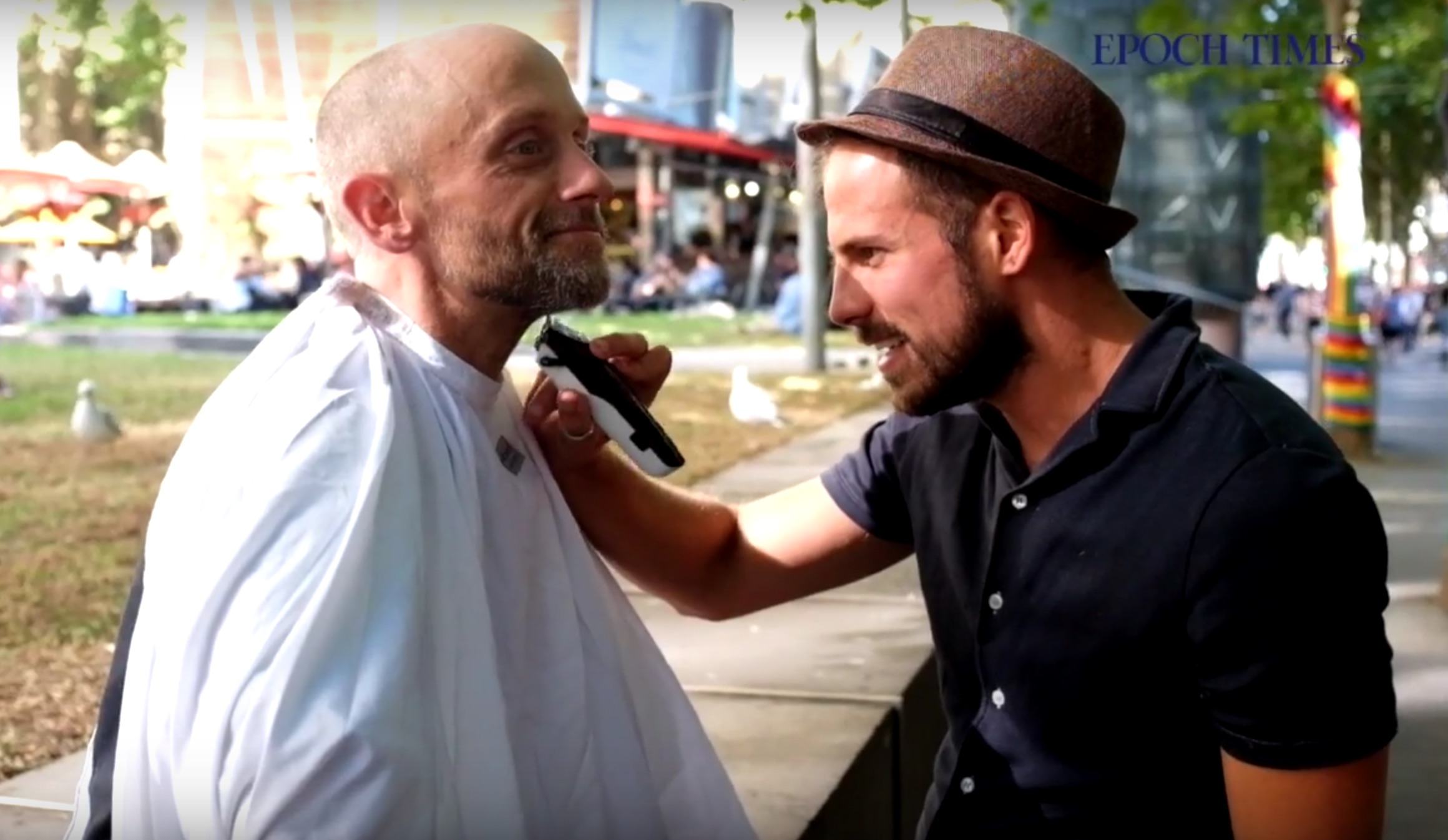 En offrant gratuitement ses services aux sans-abri, il se sent devenir « plus humain »