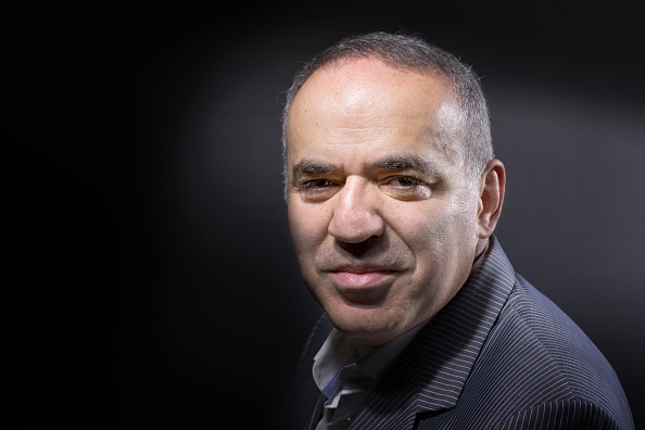 Gary Kasparov mène sa partie d’échecs contre les dictatures