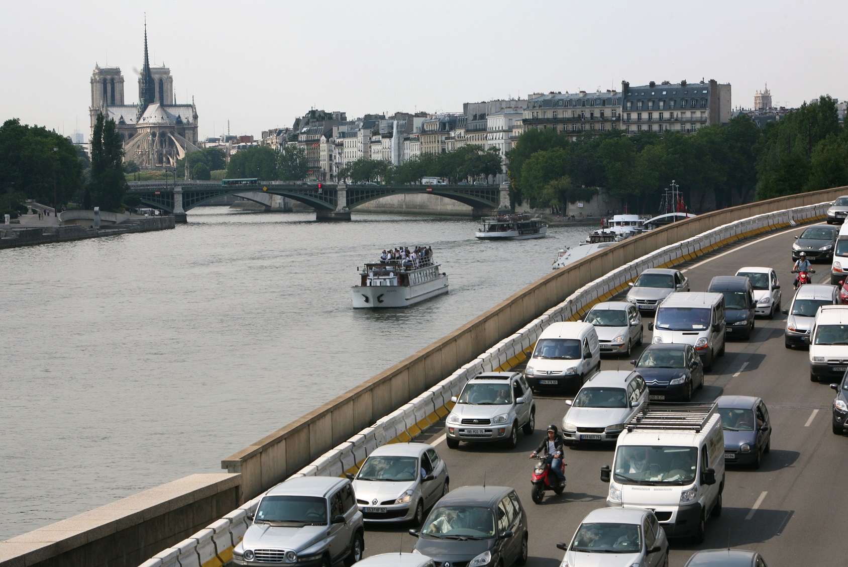 La politique d’interdiction automobile dans l’hypercentre de Paris a produit plus de grisaille que de verdissement, selon une étude