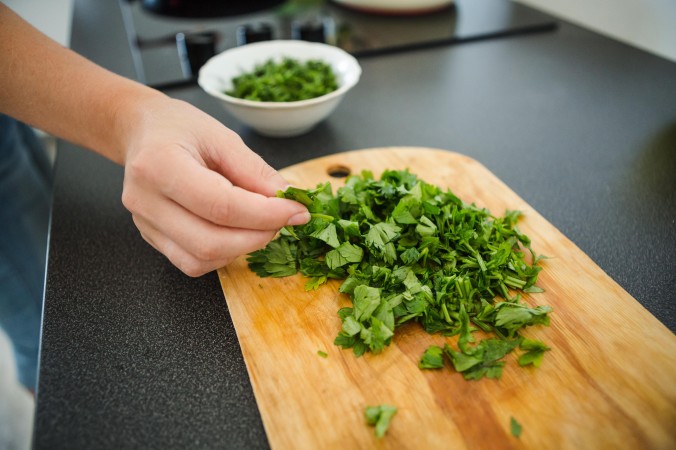 Le persil pour les infections urinaires, les troubles menstruels, l’ostéoporose, et les problèmes digestifs
