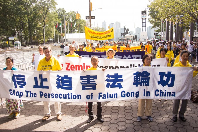 Des manifestants attirent l’attention sur le Falun Gong lors de la visite du Premier ministre chinois à New York