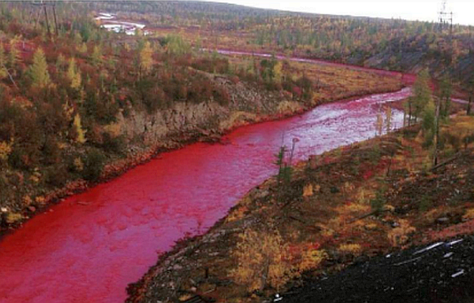 Une rivière russe vire au rouge sang