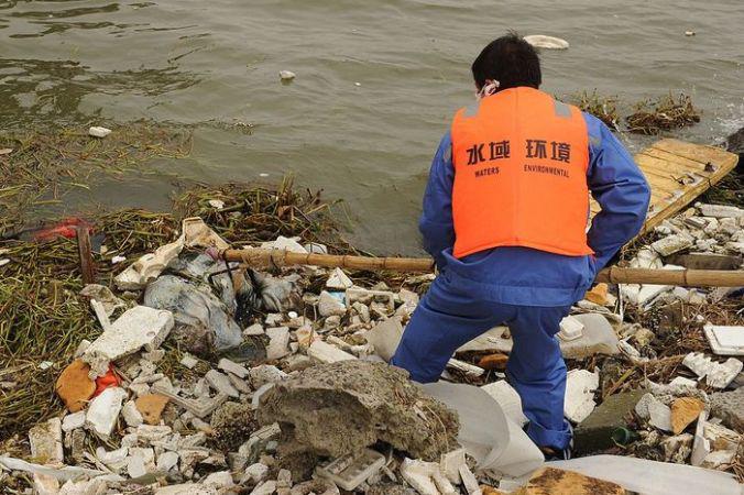 100 tonnes d&rsquo;ordures recouvrent le réservoir d&rsquo;eau de Shanghai
