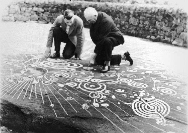 Une grande tablette de pierre sculptée déterrée en Écosse