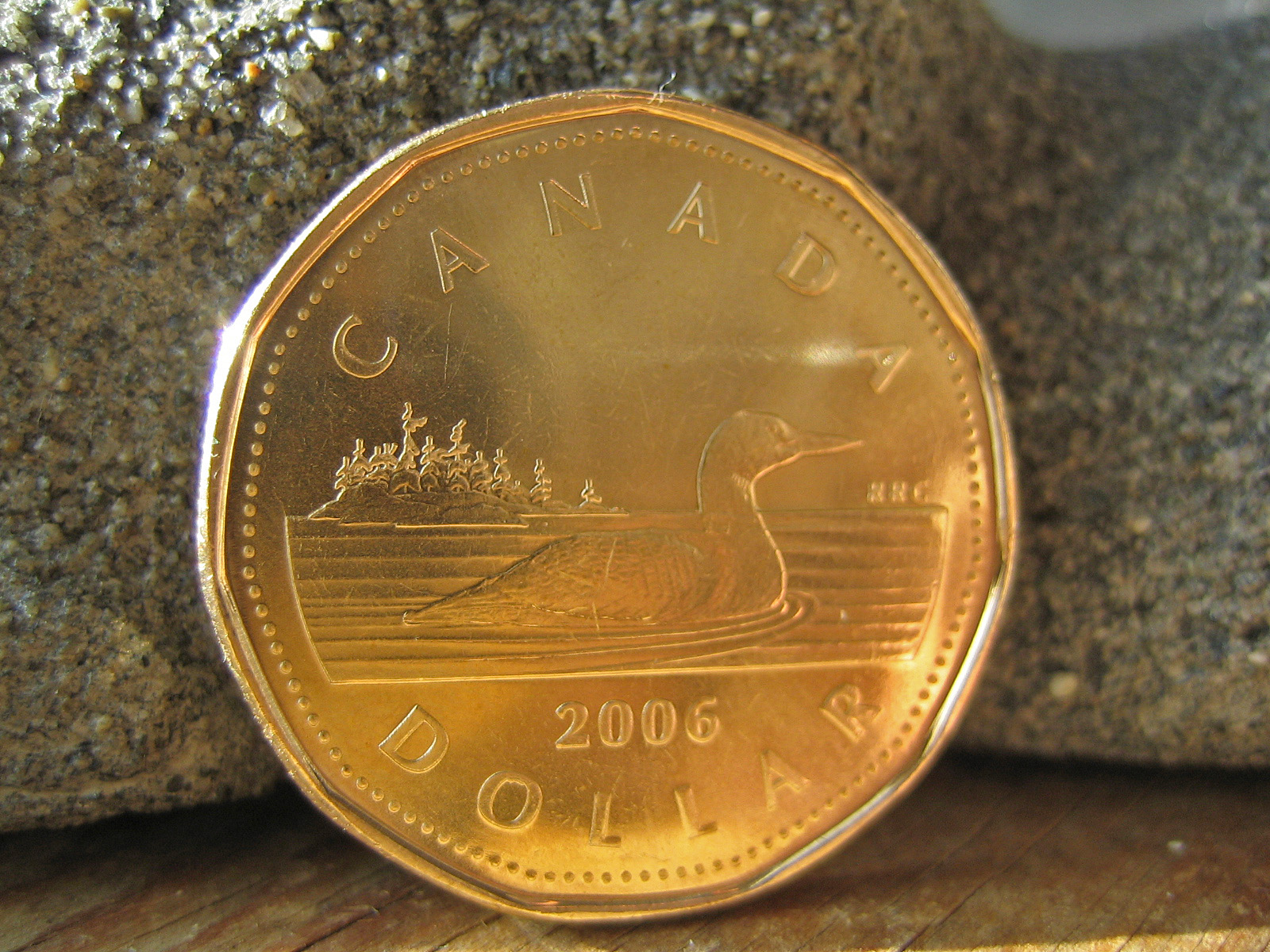 La force du dollar canadien est surprenante mais problématique, selon des analystes