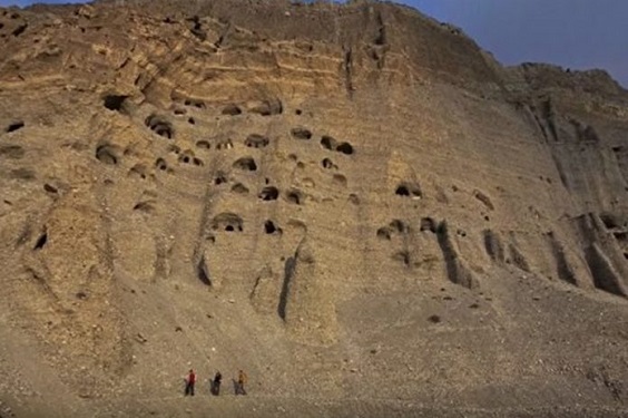 Le mystère des milliers de cavernes creusées dans la roche au Népal