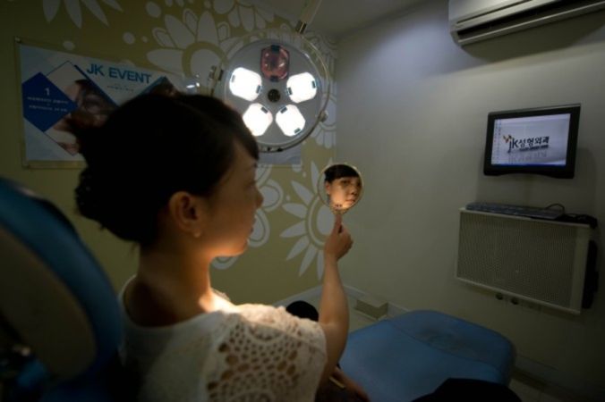 Les étudiantes chinoises recourent à la chirurgie esthétique pour obtenir un emploi