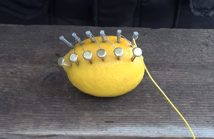 Comment faire du feu en utilisant un citron, des clous et du fil électrique !