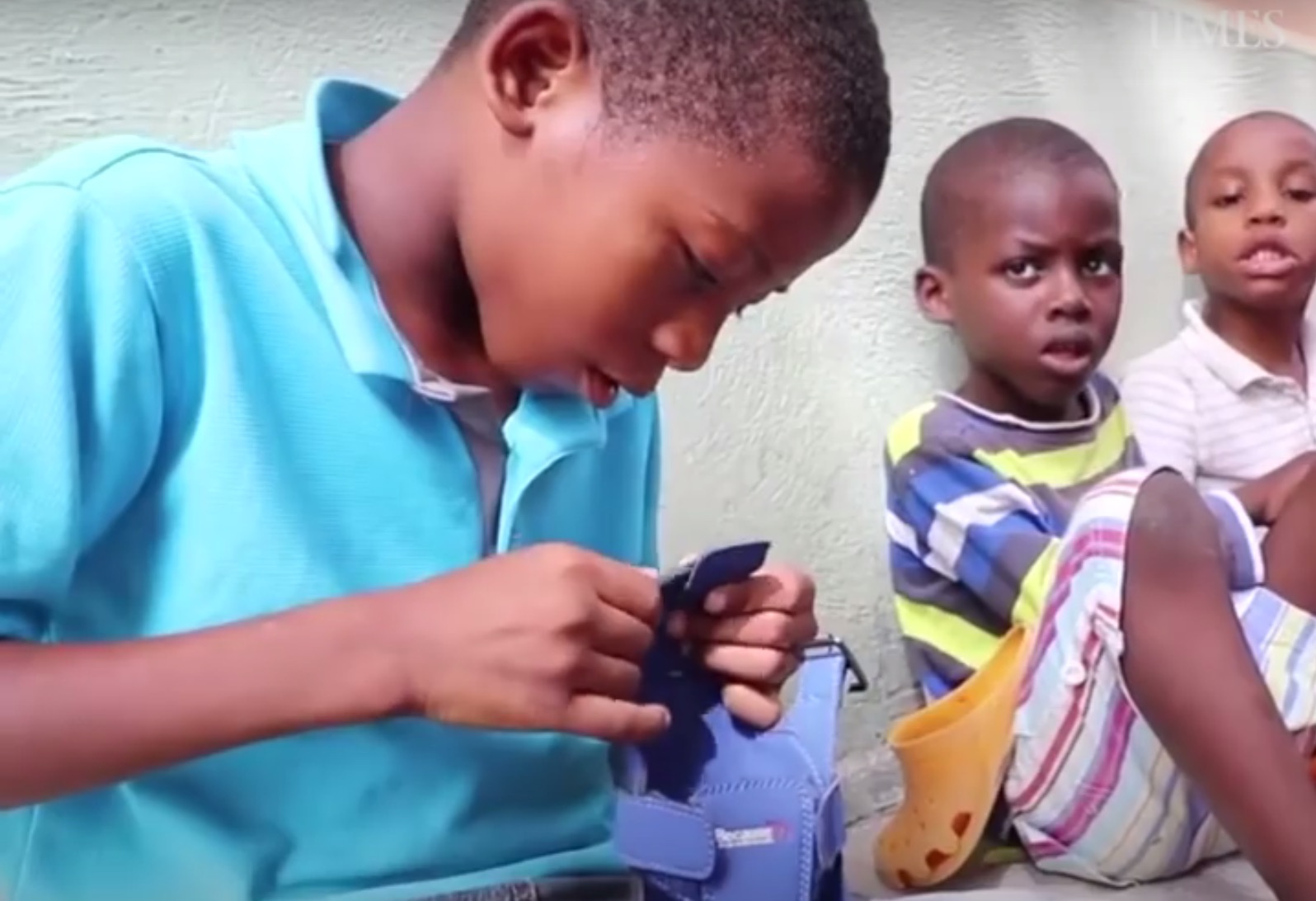 Des chaussures qui s’adaptent: une idée géniale aidant les enfants pauvres du monde entier