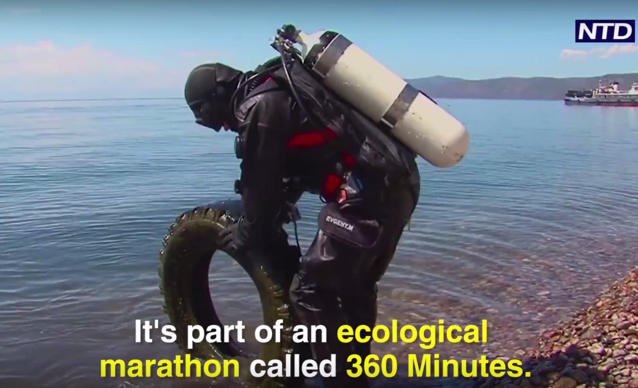 Des plongeurs bénévoles nettoient le lac Baïkal