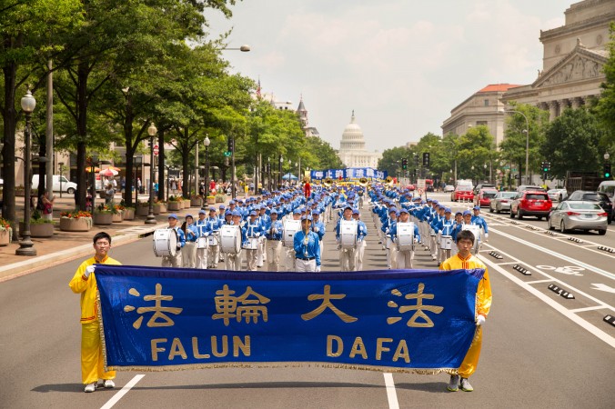 Le Falun Gong manifeste pour mettre fin aux 18 ans de persécution en Chine