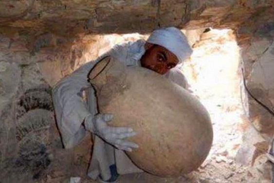 Des matériaux d’embaumement et un cœur désséché vieux de 4000 ans découverts dans un tombeau égyptien