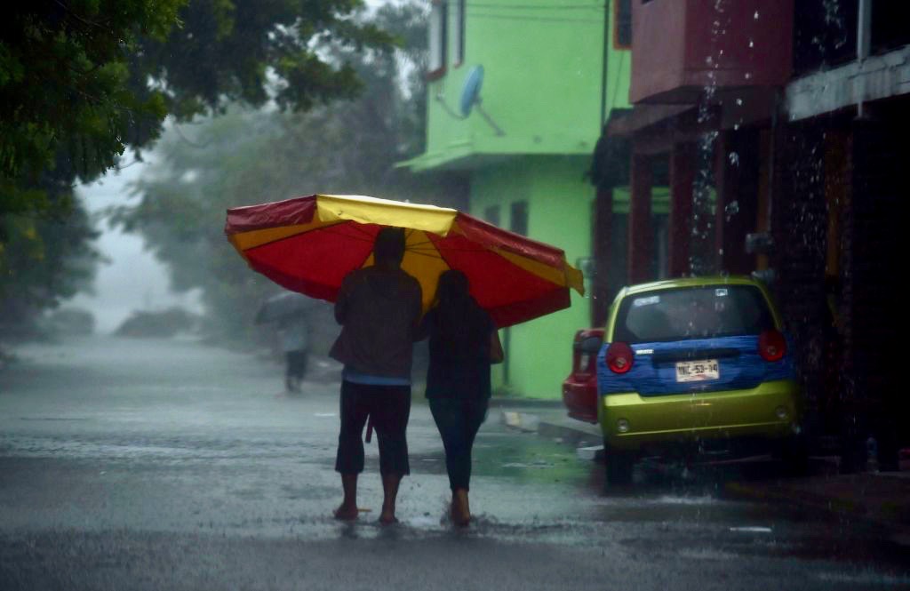 Katia faiblit davantage et devient une simple dépression tropicale au Mexique