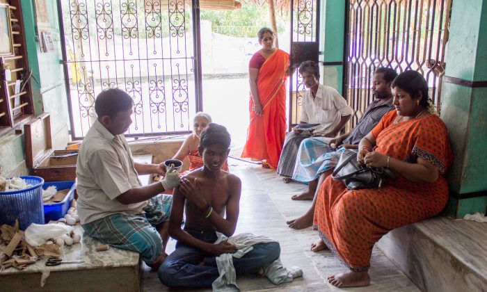 Des guérisseurs traditionnels qui n’utilisent pas de radiographies, ni d’antalgiques ou de plâtre