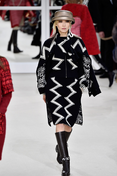 Fashion week : défilé en tweed et bottes de pluie chez Chanel