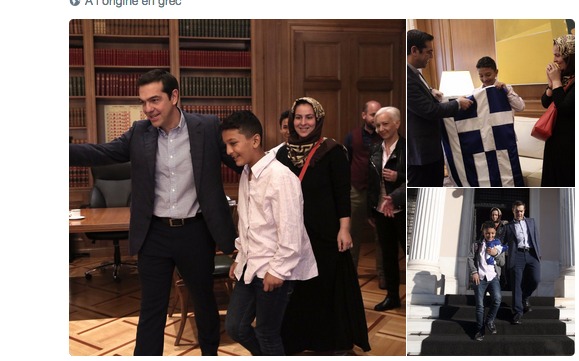 Immigration : Alexis Tsipras « donne le drapeau grec » à un jeune afghan
