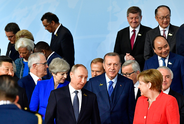 La Première ministre britannique dénonce les « actes hostiles » de la Russie