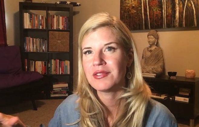 Une femme meurt sur la table d’opération, voit le paradis et des événement futurs, et revient à la vie comme une personne différente