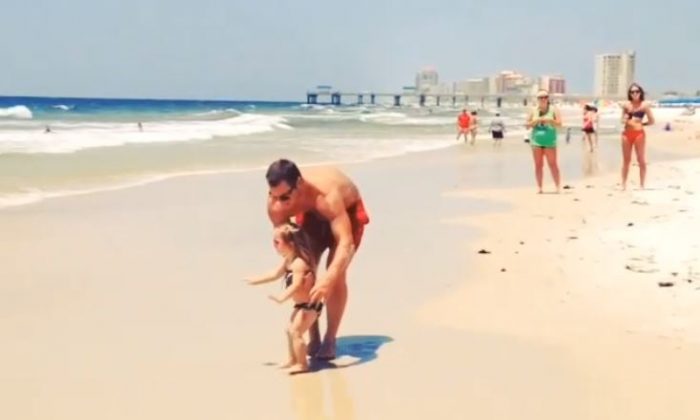 Sur la place, le papa se penche, attrape sa petite fille – et elle s&rsquo;envole – devant des spectateurs médusés