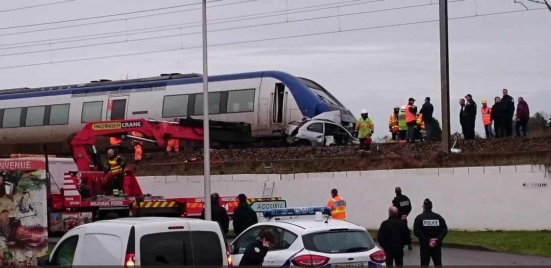 Lorient : un TER percute une voiture, le chauffeur décédé, la thèse du suicide privilégiée