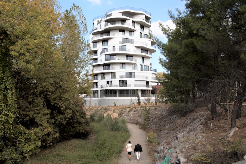 Folie divine, l’immeuble aux balcons confidentiels