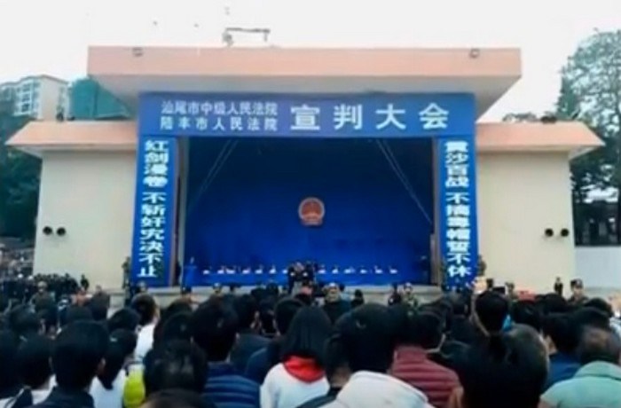 Dix Chinois exécutés après leur procès dans un stade comble