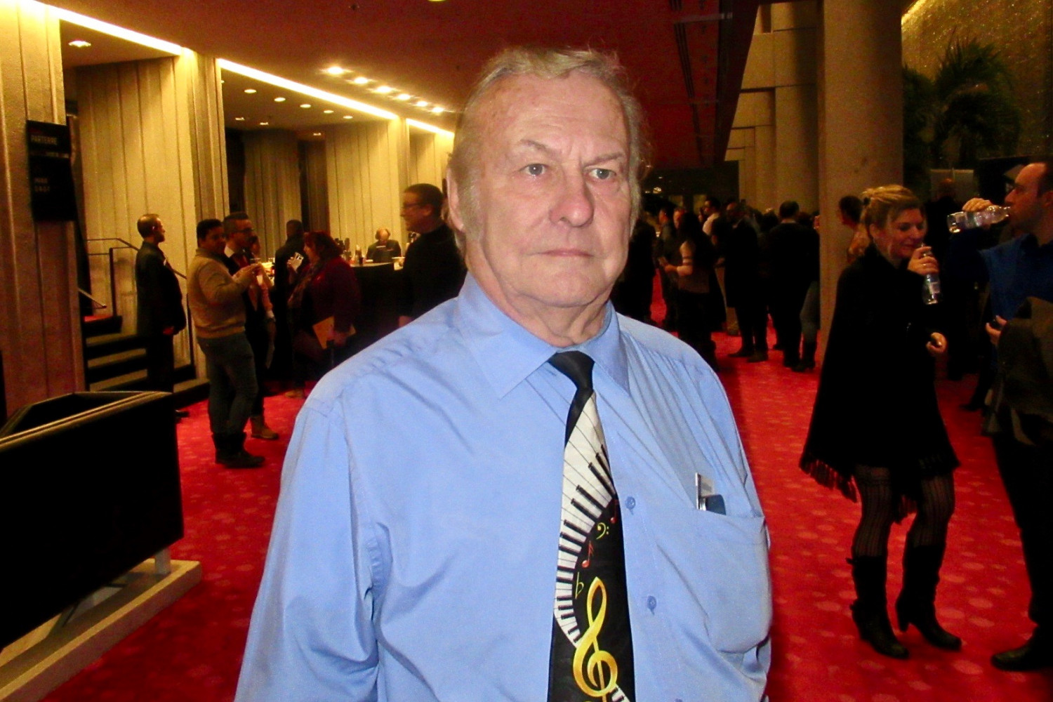 Un pianiste jouant avec les musiciens d’Elvis s’est offert Shen Yun