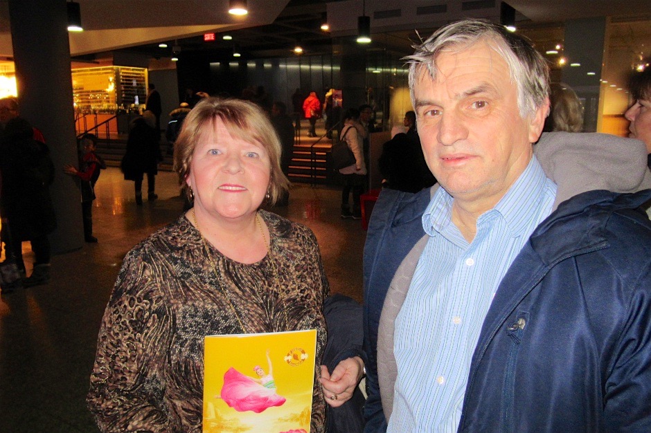 Une ex-chef de division impressionnée par Shen Yun