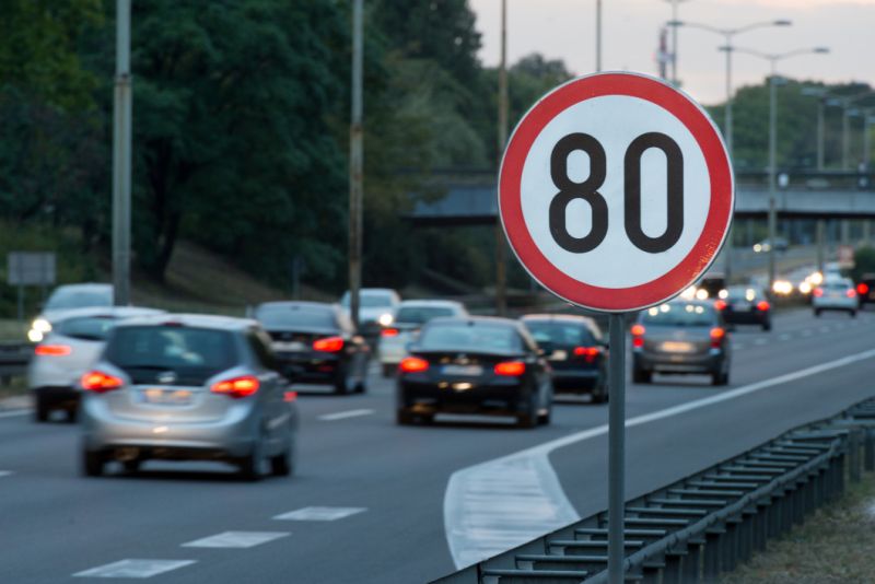 Vitesse limitées à 80 km/h : le gouvernement aurait-il truqué les chiffres d’une expérimentation ?
