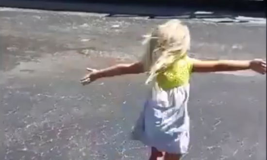 Une petite fille accueille son grand frère chaque jour avec ses bras grand ouverts – ces moments magiques captés par la mère touchent droit au coeur