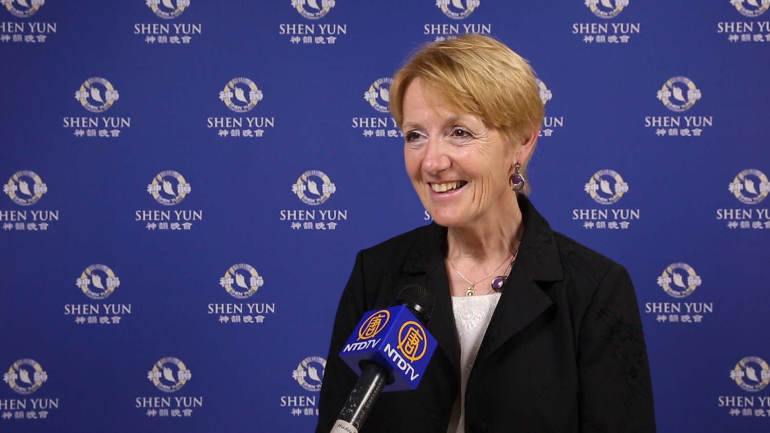 L’ancienne Ministre Françoise Hostalier « époustouflée par la qualité artistique » de Shen Yun