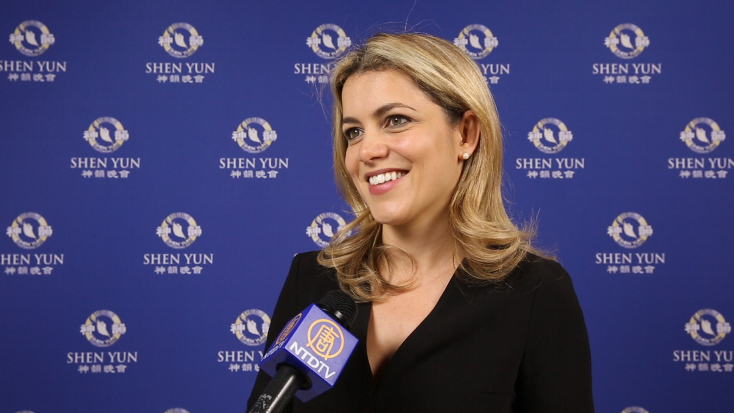 Une chargée d’affaires après avoir vu Shen Yun à Paris: « Nous oublions la chose la plus importante de la vie qui est la beauté d’être ici et l’opportunité d’être en vie »