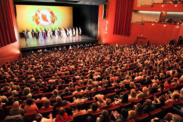 Un musicien à propos des artistes de Shen Yun : « Un travail merveilleux, au millimètre près! »