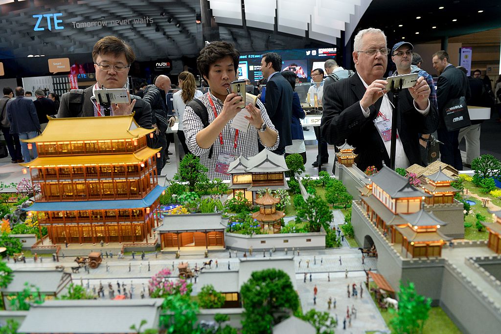 Sanctions américaines: le géant chinois ZTE vacille, sa survie en jeu