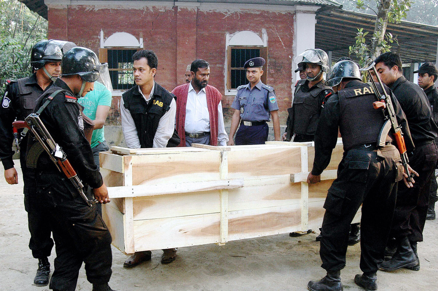 Bangladesh : deux islamistes condamnés à la pendaison pour le meurtre d&rsquo;un universitaire