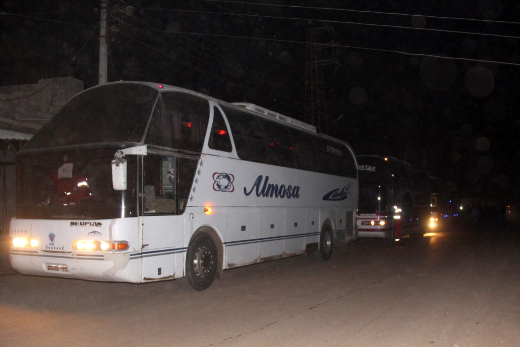 Syrie: premières évacuations de jihadistes de l&rsquo;EI du sud de Damas (OSDH)