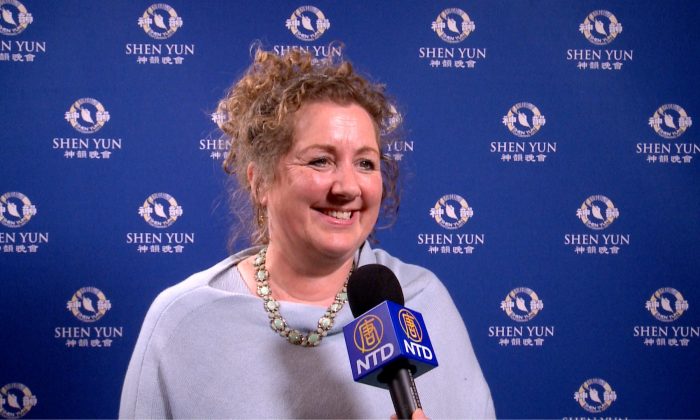 La fondatrice d’un organisme de charité époustouflée par Shen Yun