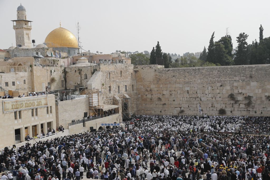 Jérusalem: une mannequin fait scandale en posant nue près du mur des Lamentations