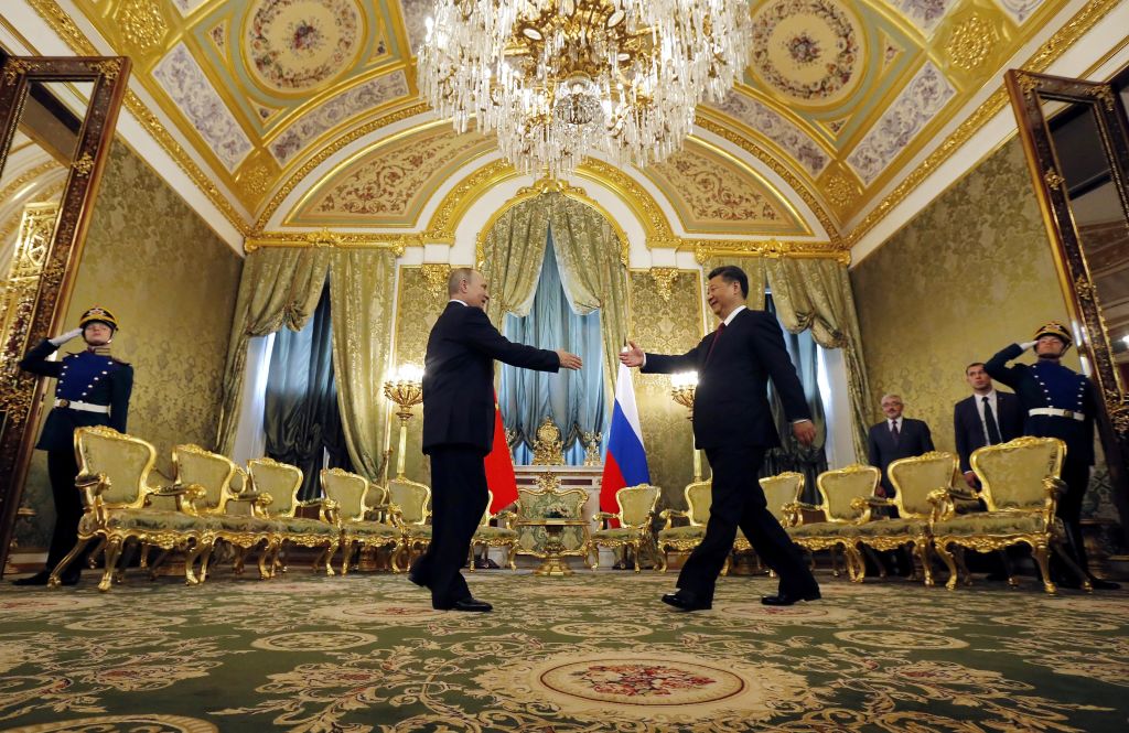 Poutine reçoit à Pékin la première « Médaille de l&rsquo;amitié » des mains de Xi Jinping